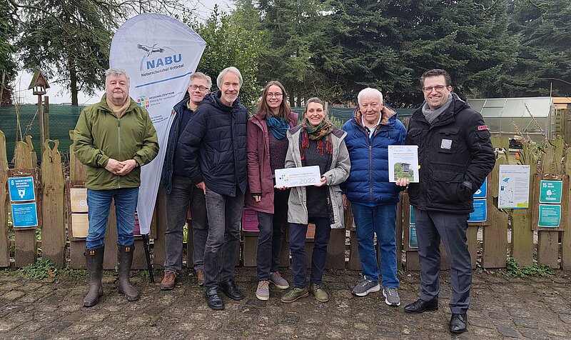 v.l.n.r. Bodo Meyer und Karsten Hessler (NABU Krefeld/Viersen), Guido Gahlings (Förderverein Naturschutzhof), Alina Martin und Wiebke Esmann (Naturschutzhof-Team), Heinz Tüffers (Naturschutzhof-Gründer) und Christian Küsters (Bürgermeister Nettetal) bei der Feier der Zertifizierung 