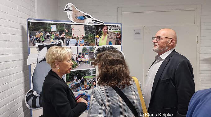 Elita Grafke erläutert die verschiedenen Exponate der Ausstellung Foto: Klaus Keipke