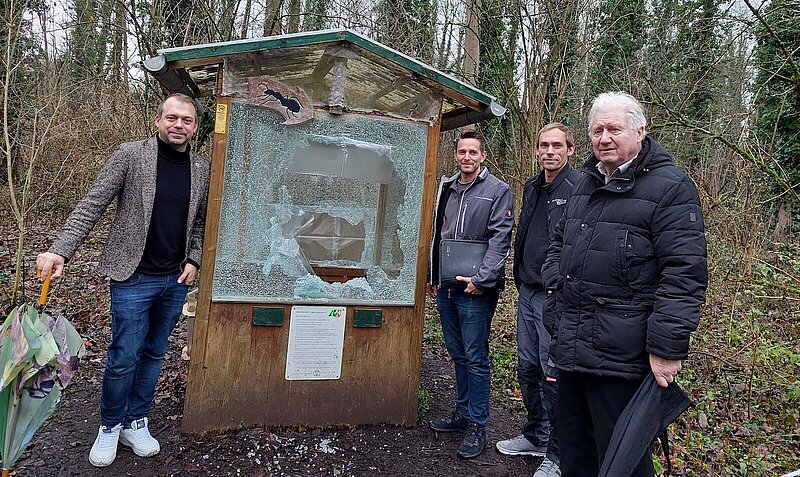 Unser Bürgermeister Christian Pakusch hat sich das Formicarium vor Ort mit den Handwerkern angesehen. Foto: NABU Willich